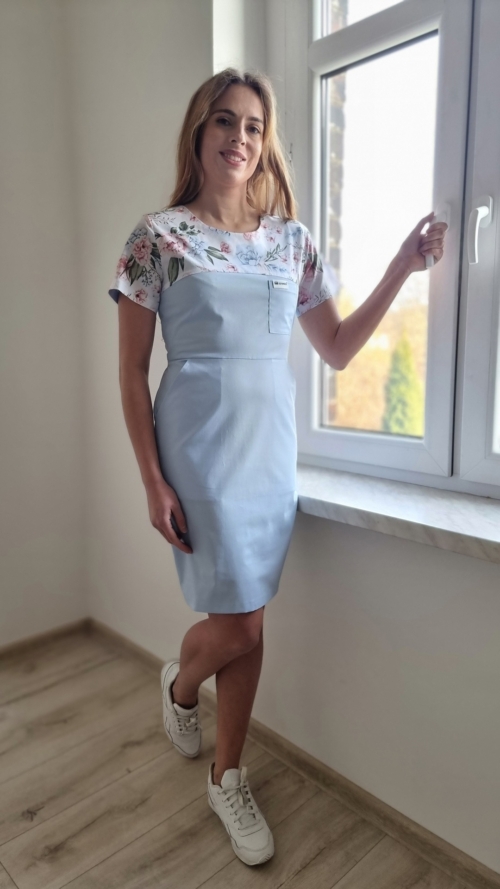 Sukienka medyczna damska taliowana wzór KWIATY BŁĘKITNE kolor BŁĘKIT SNC EFIMED