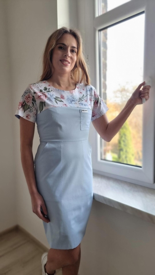 Sukienka medyczna damska taliowana wzór KWIATY BŁĘKITNE kolor BŁĘKIT SNC EFIMED