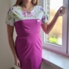 Sukienka medyczna damska taliowana wzór RÓŻANY OGRÓD kolor MAGENTA SNC EFIMED