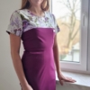 Sukienka medyczna damska taliowana wzór RÓŻE FIOLETOWE kolor BAKŁAŻAN SNC EFIMED