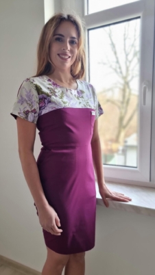 Sukienka medyczna damska taliowana wzór RÓŻE FIOLETOWE kolor BAKŁAŻAN SNC EFIMED