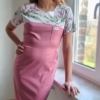 Sukienka medyczna damska taliowana wzór różyczki kolor różowy SNC EFIMED