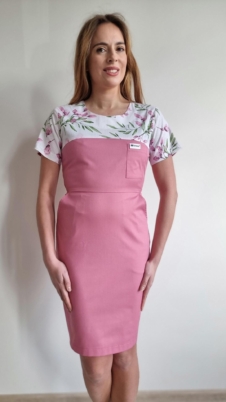 Sukienka medyczna damska taliowana wzór różyczki kolor różowy SNC EFIMED