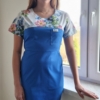 Sukienka medyczna damska taliowana wzór SZAFIROWE BRATKI kolor SZAFIR SNC EFIMED