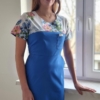 Sukienka medyczna damska taliowana wzór SZAFIROWE BRATKI kolor SZAFIR SNC EFIMED