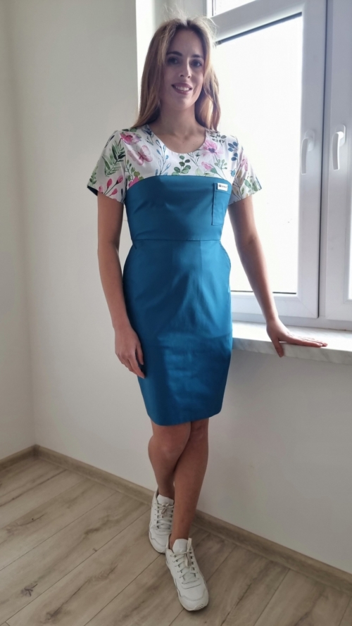 Sukienka medyczna damska taliowana wzór WIOSENNA ŁĄCZKA kolor MORSKI SNC EFIMED