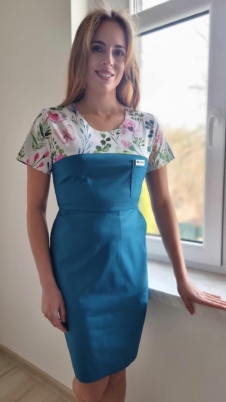 Sukienka medyczna damska taliowana wzór WIOSENNA ŁĄCZKA kolor MORSKI SNC EFIMED