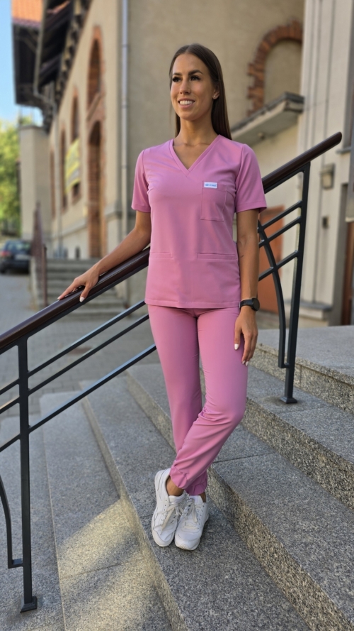 Komplet medyczny damski SCRUBS Bluza taliowana z wszytym rękawem + Jogger kolor SWEET PINK WISKOZA PRO EFIMED