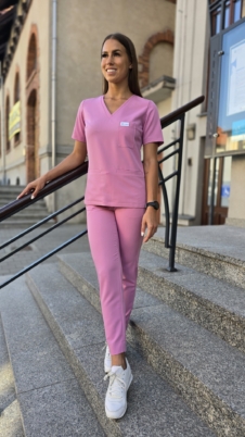 Komplet medyczny damski SCRUBS Bluza taliowana z wszytym rękawem + cygaretki z kieszeniami kolor SWEET PINK WISKOZA PRO EFIMED