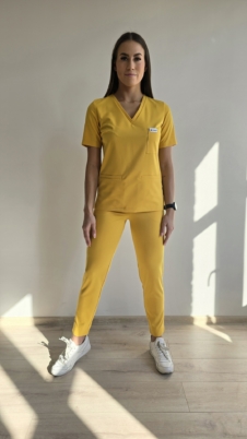Komplet medyczny damski SCRUBS Bluza taliowana z wszytym rękawem + cygaretki z kieszeniami kolor YELLOW WISKOZA PRO EFIMED