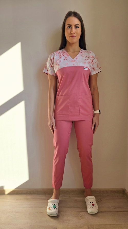 Komplet medyczny damski SCRUBS Bluza wstawka drobne kwiatki + cygaretki z kieszeniami kolor różowy SNC EFIMED