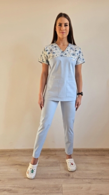 Komplet medyczny damski SCRUBS Bluza wstawka kwiatki niebieskie + cygaretki z kieszeniami kolor BŁĘKIT BAWEŁNA PREMIUM EFIMED