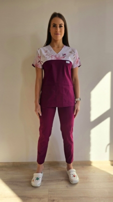 Komplet medyczny damski SCRUBS Bluza wstawka kwiaty wiśnii + cygaretki z kieszeniami kolor bakłażan SNC EFIMED