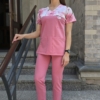 Bluza medyczna damska wstawka kwiaty różowe kolor DUSTY PINK BASIC EFIMED