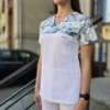 Bluza medyczna damska wstawka kwiaty niebieskie kolor WHITE BASIC EFIMED