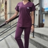 Spodnie medyczne damskie fason CYGARETKI z kieszeniami kolor PLUM BAWEŁNA ORGANICZNA EFIMED
