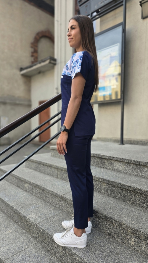 Bluza medyczna damska wstawka kwiaty niebieskie kolor granat SNC EFIMED