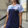 Bluza medyczna damska wstawka kwiaty niebieskie kolor granat SNC EFIMED