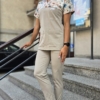 Bluza medyczna damska wstawka letnie kwiaty kolor piaskowy BAWEŁNA PREMIUM EFIMED