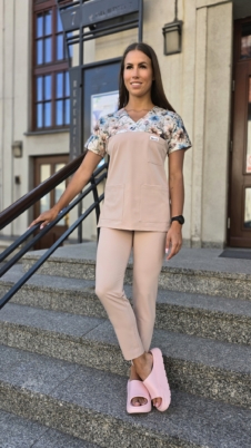 Komplet medyczny damski SCRUBS Bluza wstawka kwiaty letnie + cygaretki z kieszeniami kolor nude BASIC EFIMED