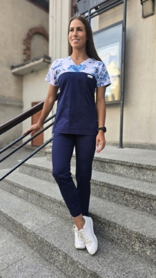 Komplet medyczny damski SCRUBS Bluza wstawka kwiaty niebieskie + cygaretki z kieszeniami kolor granat SNC EFIMED