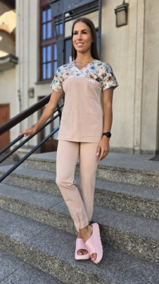 Komplet medyczny damski SCRUBS Bluza wstawka letnie kwiaty + joggery kolor nude BASIC EFIMED