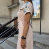 Sukienka medyczna damska taliowana wstawka letnie kwiaty kolor NUDE BASIC EFIMED