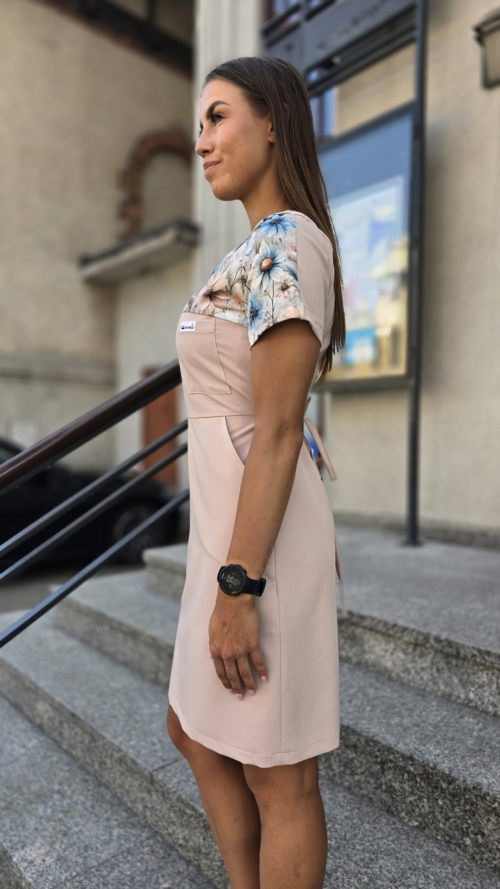 Sukienka medyczna damska taliowana wstawka letnie kwiaty kolor NUDE BASIC EFIMED