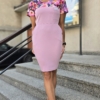 Sukienka medyczna damska taliowana wstawka róże kolorowe kolor baby pink BASIC EFIMED