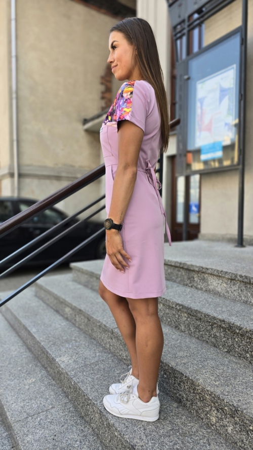 Sukienka medyczna damska taliowana wstawka róże kolorowe kolor baby pink BASIC EFIMED