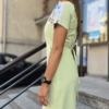 Sukienka medyczna damska taliowana wzór letnie stokrotki kolor LIGHT GREEN PRO EFIMED