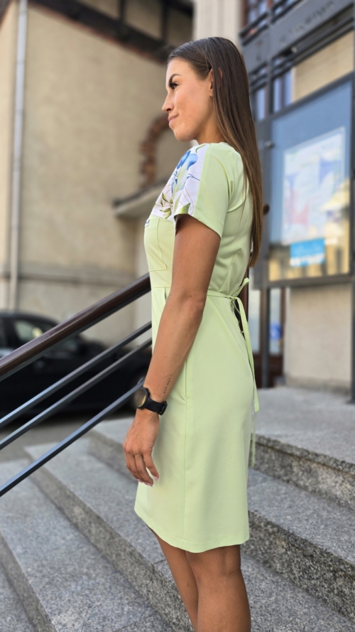 Sukienka medyczna damska taliowana wzór letnie stokrotki kolor LIGHT GREEN PRO EFIMED