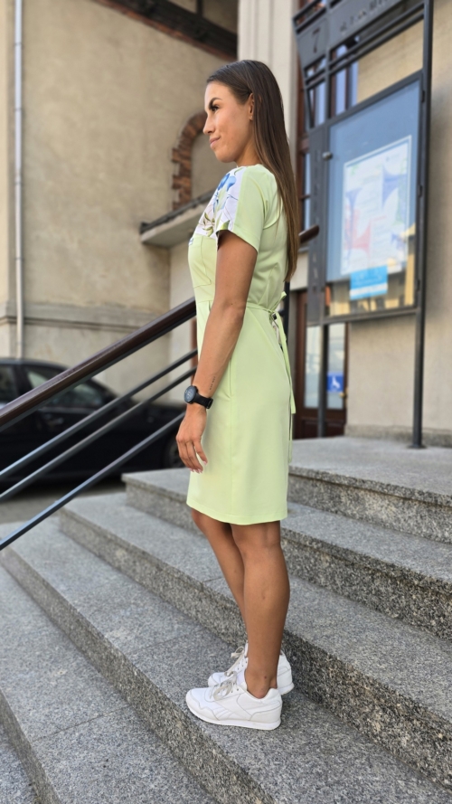 Sukienka medyczna damska taliowana wzór letnie stokrotki kolor LIGHT GREEN PRO EFIMED